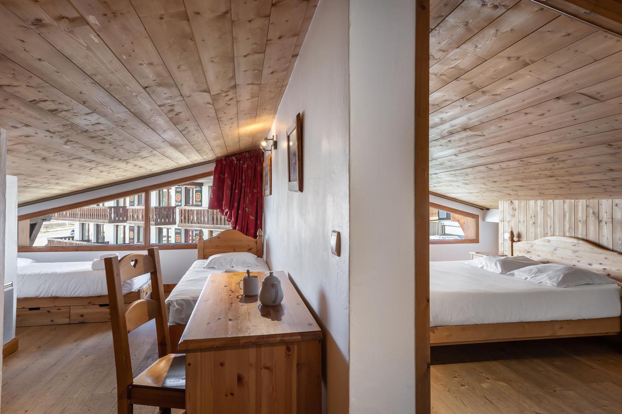 Les Du Val Claret By Explorhome